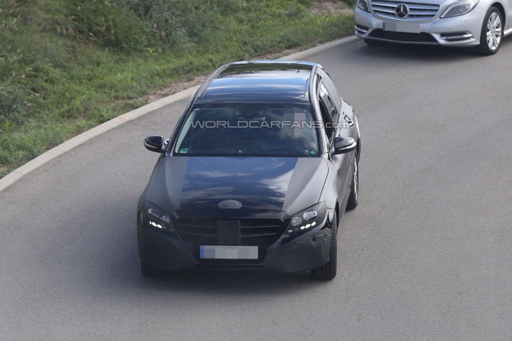 Появились первые шпионские фото Mercedes C-Class в кузове универсал