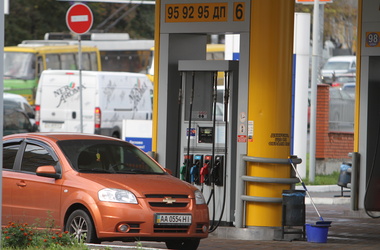 Каждая вторая заправка в Украине “мутит” с бензином
