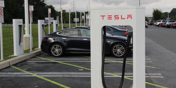 Tesla открыла в Европе станции бесплатной зарядки электрокаров