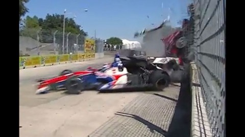В аварии на этапе IndyCar пострадал пилот и 13 зрителей