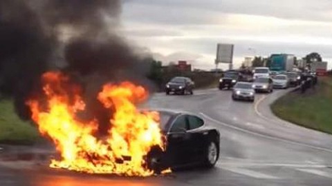 Tesla объяснила возгорание своего электрокара