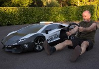 Мужчина построил из картона модель полицейского автомобиля на базе Lamborghini Aventador