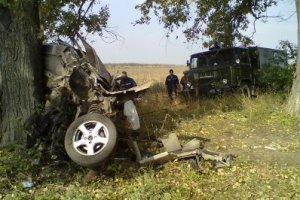 В Донецкой области автомобиль врезался в дерево: погибли четыре человека