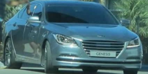 Седан Hyundai Genesis нового поколения сфотографировали без камуфляжа