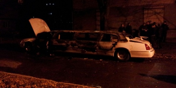 В центре Харькова сожгли лимузин, который ожидал клиентов