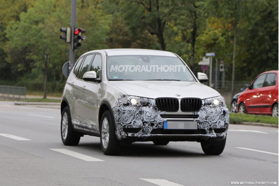 Рестайлинговый BMW X3 стал добычей фоторепортеров