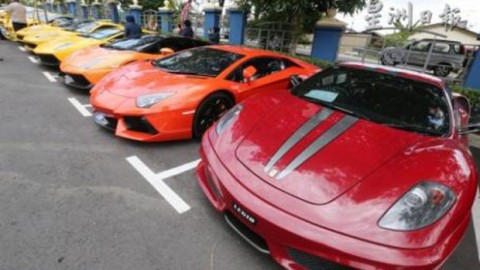 За неуплату налогов конфисковали около десятка итальянских суперкаров