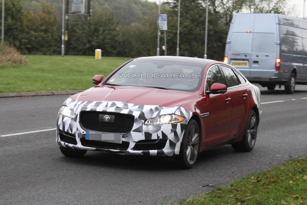 В сети появились первые шпионские снимки фэйслифтингового Jaguar XJ 2015