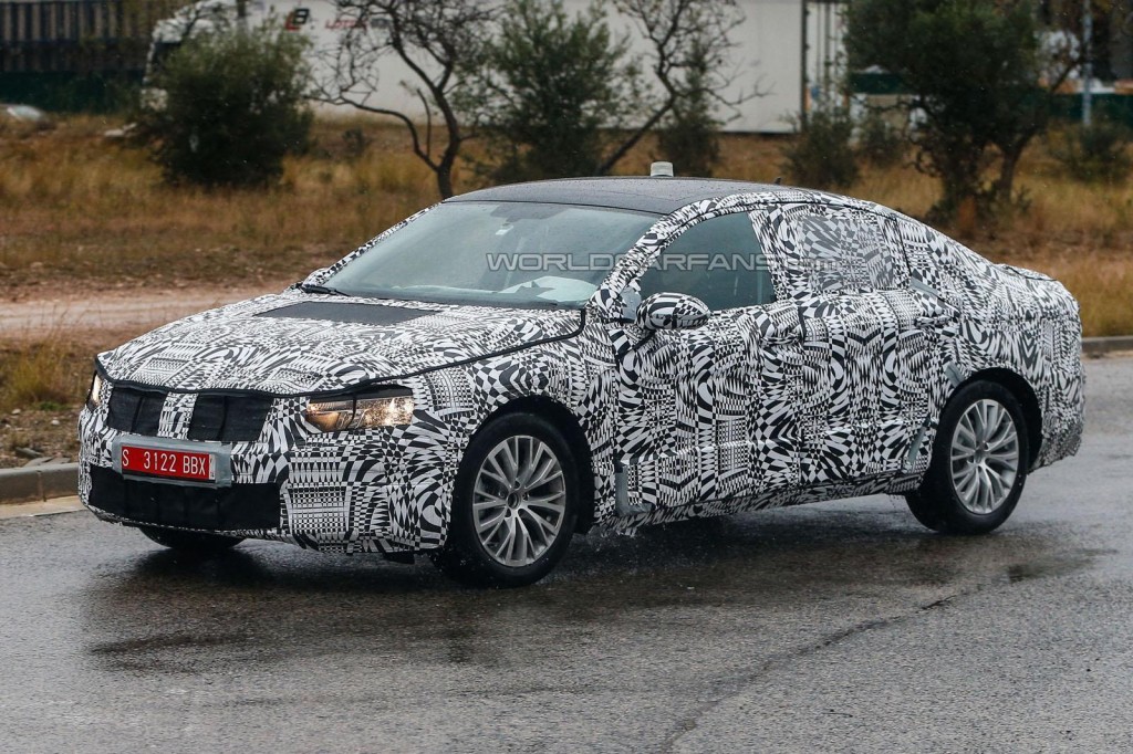 В сети появились первые шпионские снимки седана и универсала Volkswagen Passat 2015