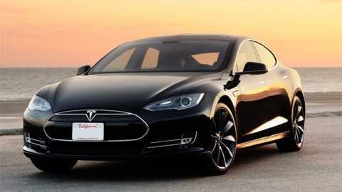 Премиальный электрокар Tesla Model S адаптируют к автобанам Германии