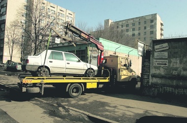 У украинцев отбирают авто за долги по “коммуналке”