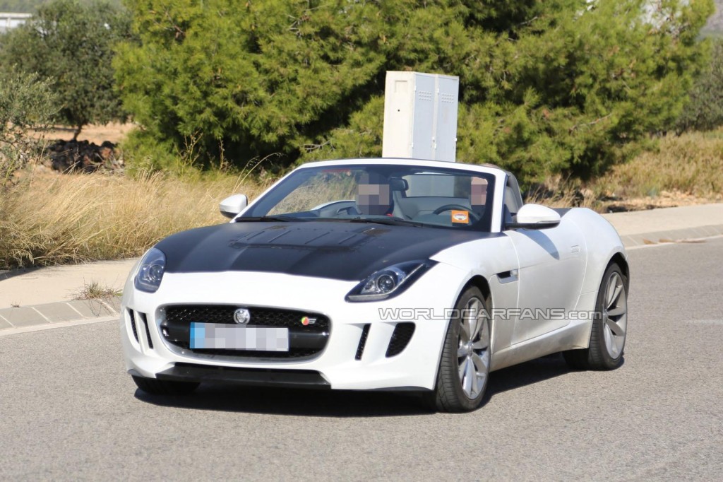 В сети появились шпионские фото Jaguar F-Type с новым капотом, под которым, возможно, установлен 4-цилиндровый двигатель
