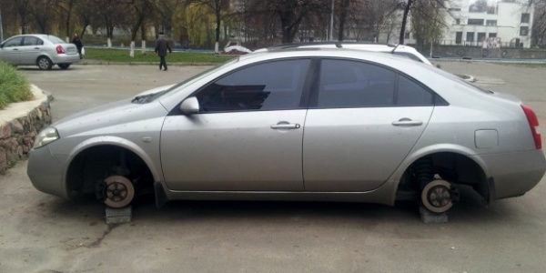 В Киеве воры разули полтора десятка дорогих машин в 50 метрах от РУВД