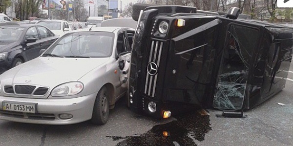 Машина известного телеведущего попала в ДТП