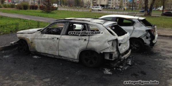 Три автомобиля сгорели ночью 19 ноября на Оболони в Киеве