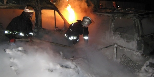 В одном из районов Киева с интервалом в два часа полностью сгорели пять машин