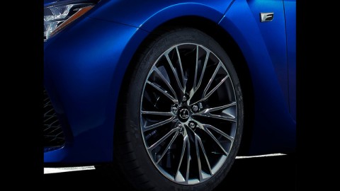 Lexus подогревает интерес к “заряженной” новинке