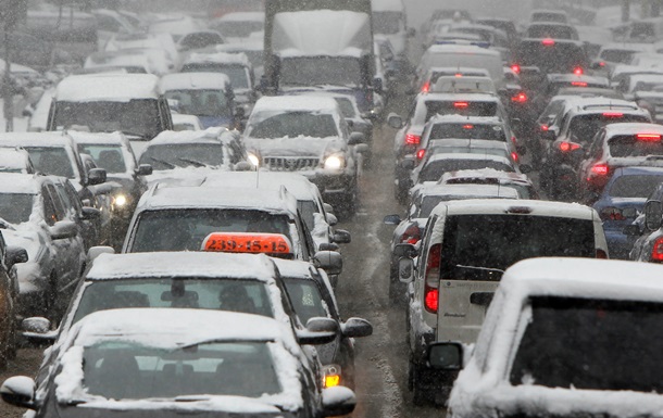 Снегопад в Киеве: город парализовали 10-балльные пробки
