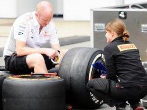 Pirelli пообещала больше не давать командам лопающиеся шины
