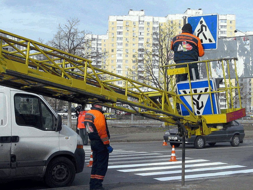 Опасные перекрёстки Киева оснастили американскими знаками