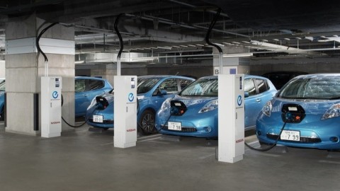 Nissan Leaf сможет зарядиться энергией от офисного здания