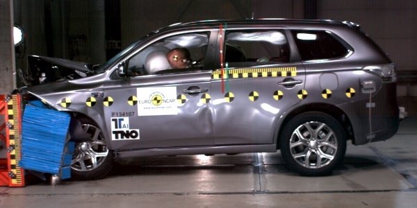 Mitsubishi Outlander PHEV завоевал «5 звезд» в рейтинге Euro NCAP