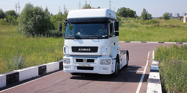 «КамАЗ» начал продажи тягачей с кабиной Daimler