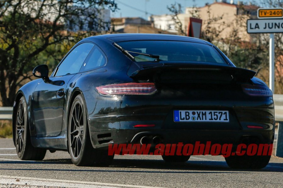 Компания Porsche начала тесты новой версии 911-го