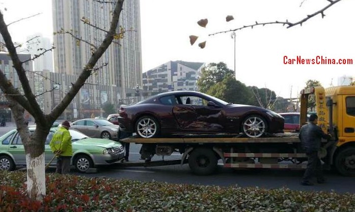 В Китае такси протаранило Maserati GranTurismo