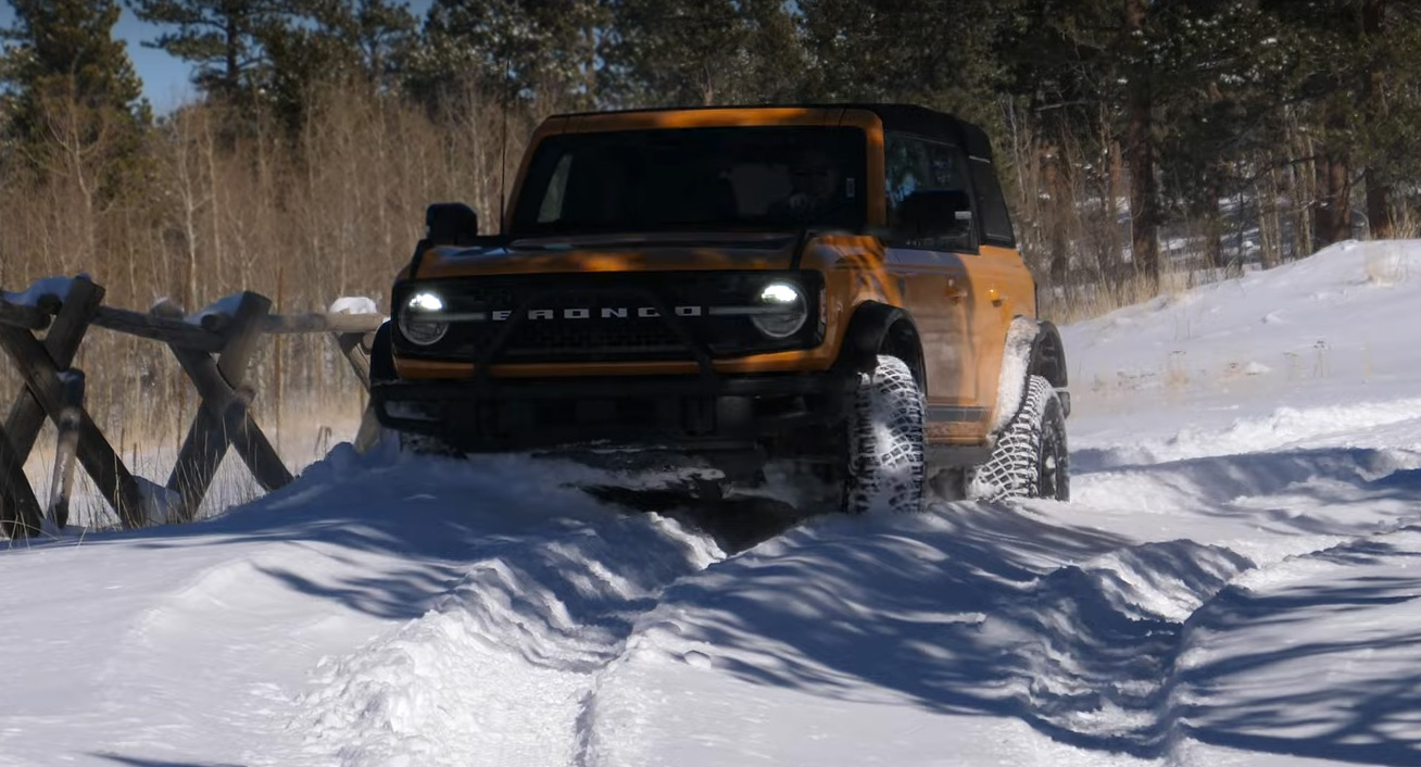 Wrangler проти Bronco на спражньому снігу!