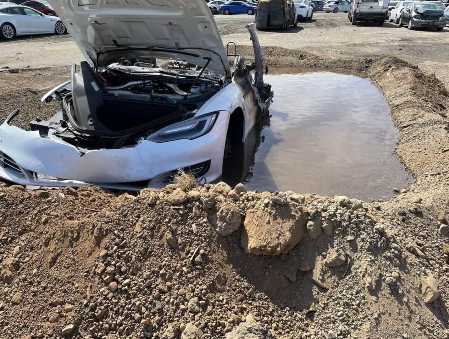 Tesla спонтанно загорілася, знахїодячись на сміттєзвалищі в Каліфорнії