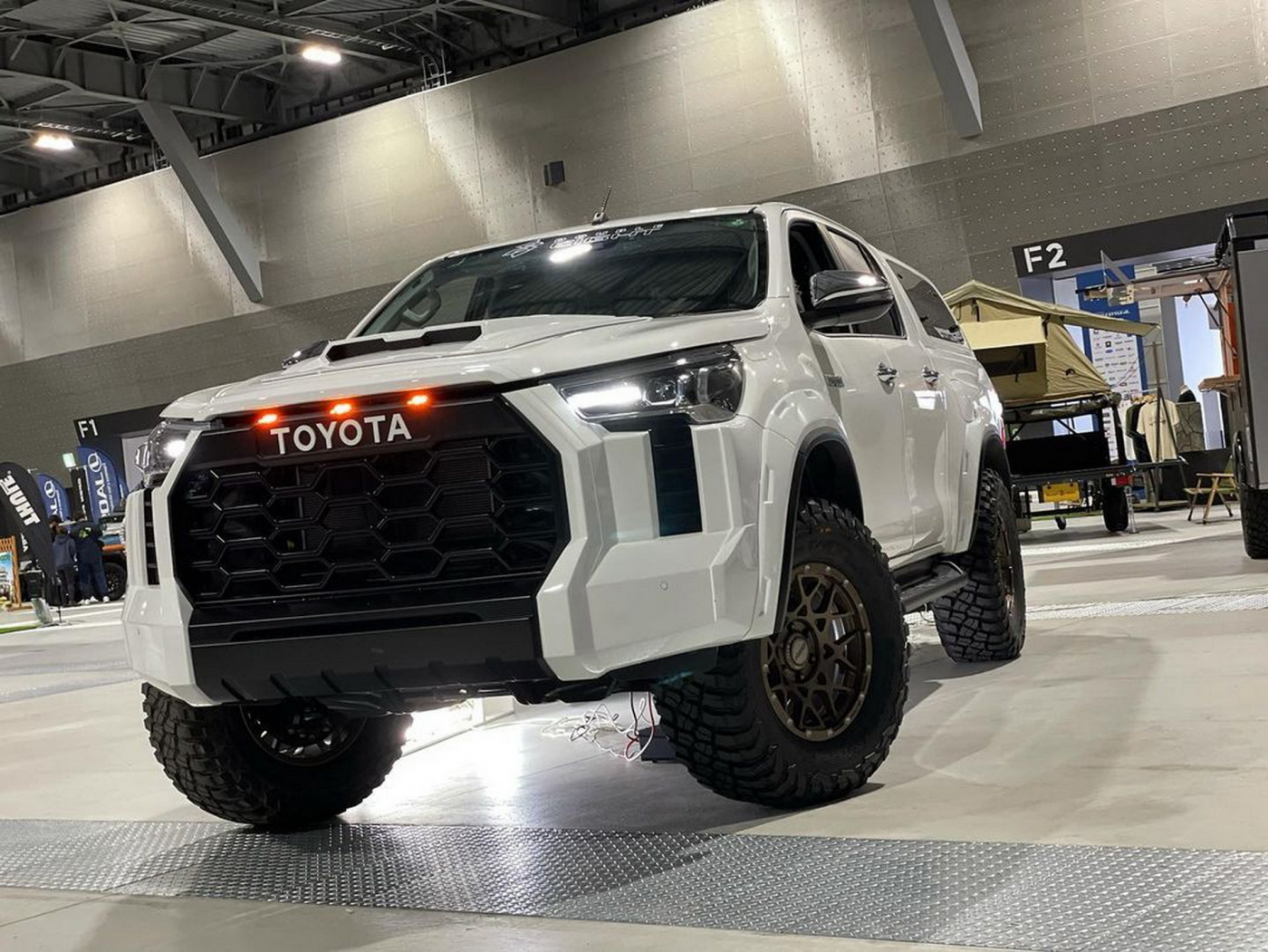 Toyota Hilux перетворили на Toyota Tundra