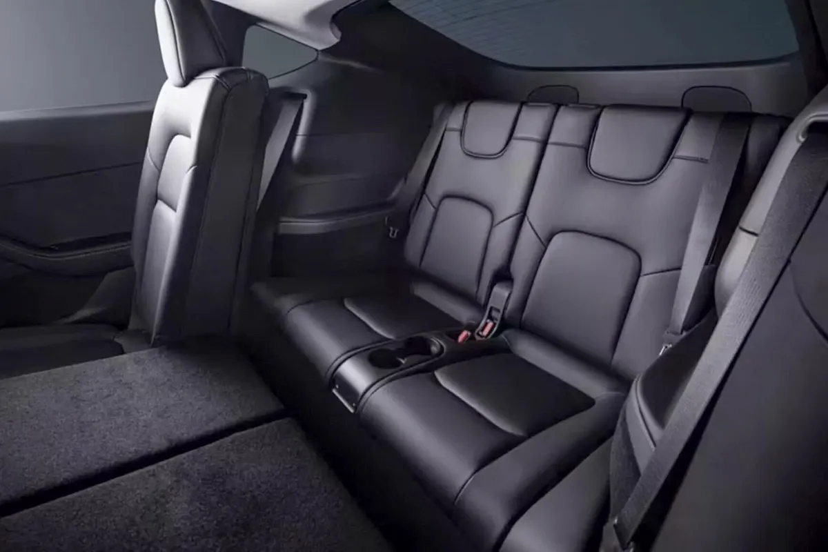 Tesla Model Y з трьома рядами сидінь