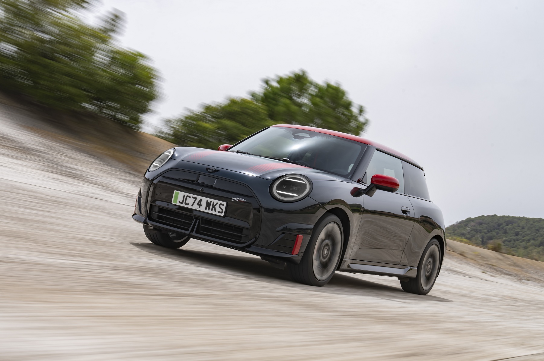 Представлено перші спортивні електрокари Mini